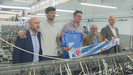Mariano Ortega posa con la camiseta del Contazara Zaragoza tras su presentación.