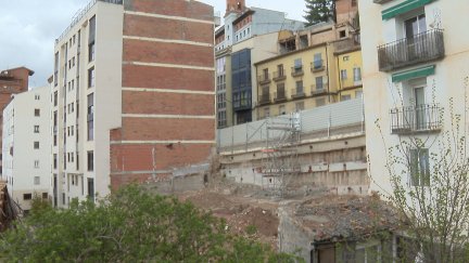El solar que ha quedado tras el desescombro del edificio que colapsó en la calle San Francisco. / Aragón TV