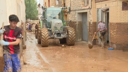 Los vecinos trabajan en la recuperación de las localidades afectadas por las tormentas. / Aragón TV