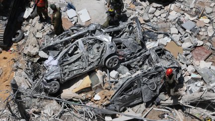 Restos de un coche alcanzado por proyectiles iraníes. / EFE/EPA/ABIR SULTAN