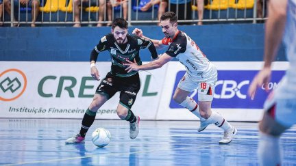 Matheus Lustosa conduce el balón durante un encuentro.