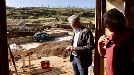 Jorge Azcón observa los daños provocados en Villar de los Herreros. / Gobierno de Aragón. Fabián Simón