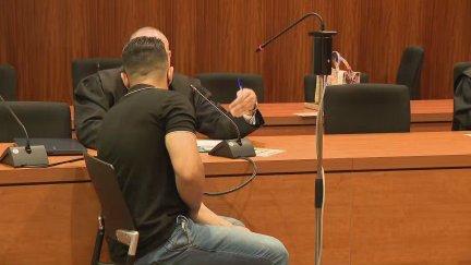 El joven acusado de matar a un vecino de Las Fuentes en la primera jornada del juicio. / Aragón TV