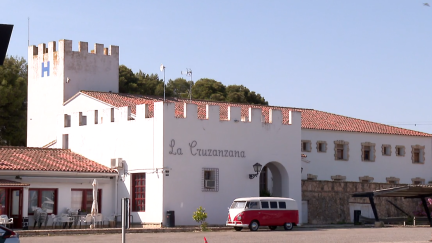 Hotel abandonado en el que vivían los trabajadores temporeros en Candasnos (Huesca). / Aragón TV