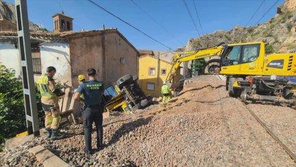 Una excavadora cae sobre una viviUna excavadora cae sobre una vivienda en Alhama de Aragón. / Aragón TVenda en Alhama de Aragón. / Imágenes cedidas por el diario 'Alto Jalón'