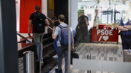 La Unidad Central Operativa (UCO) de la Guardia Civil ha accedido este viernes a la sede del PSOE, en la calle Ferraz, a petición del Tribunal Supremo. / EFE. Rodrigo Jiménez
