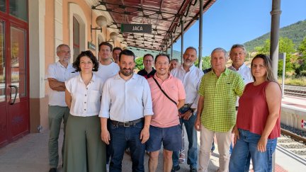 El eurodiputado Vicent Marzà, acompañado por miembros de CHA, en la estación de Jaca. / CHA
