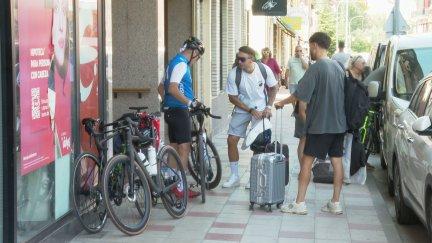 Ciclismo y turismo se mezclan en Sabiñánigo con la Quebrantahuesos. / Aragón TV