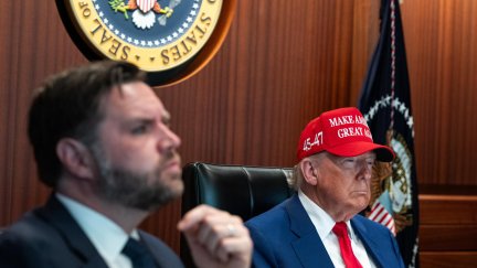 Imagen facilitada por la Casa Blanca, que muestra al presidente estadounidense, Donald Trump, y al vicepresidente, JD Vance, en la Sala de Situación. | EFE