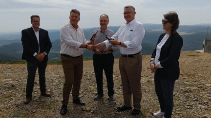 Acto de entrega de una de las emisoras TETRA, frente al puesto de vigilancia de incendios en el Pico del Buitre (Teruel). / DGA