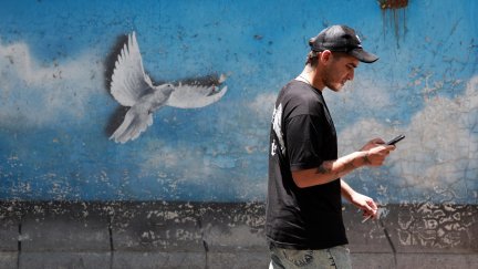 Un hombre camina por las calles de Teherán./ EFE/EPA/ABEDIN TAHERKENAREH
