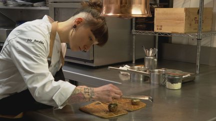 Iris Jordán cocinando en su restaurante./ Aragón TV