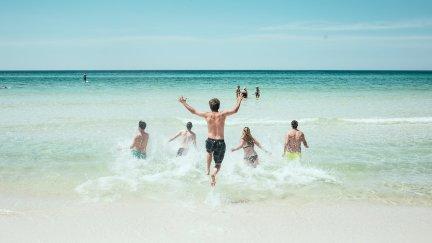 "En la playa, la piscina o zonas concurridas cuida tus pertenencias", alertan desde la Policía. / Pixabay