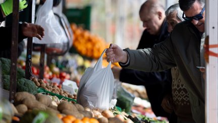 Varias personas, comprando en un mercado. / Eduardo Parra-Europa Press