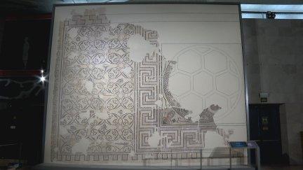 Así podrá verse, a partir de ahora, el mosaico 'Las musas' en el Museo del Foro de Caesaraugusta. | Aragón TV