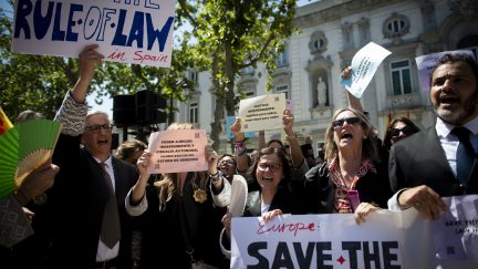 Momento de la concentración de jueces y fiscales frente a la sede del Supremo, este sábado. (Juan Barbosa / Europa Press)