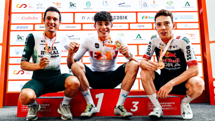 Barceló, a la izquierda, con el campeón y el tercero. Foto: Real Federación Española de ciclismo