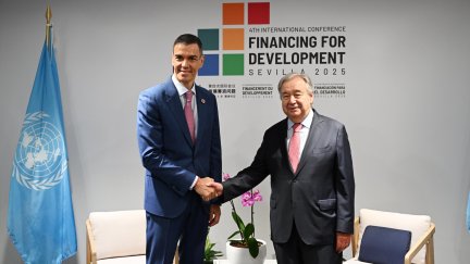 Pedro Sánchez y Antonio Guterres al inicio de la cumbre de la ONU en Sevilla./ EFE/Moncloa/Borja Puig de la Bellacasa