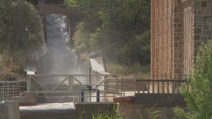 Apertura de las compuertas de la central Embid de la Ribera. / Aragón TV