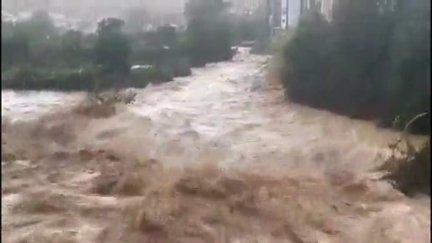 Un barranco lleno de agua tras una fuerte tromba de agua. / Aragón TV