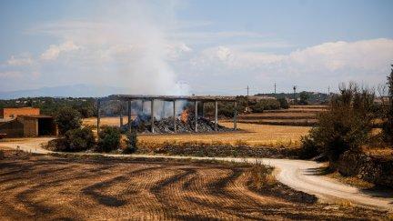 Llamas y escombros provocados por el incendio en Torrefeta i Florejacs, Lérida. / Foto: Europa Press.