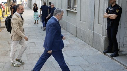 Santos Cerdán, junto a su abogado, al entrar a declarar en el Supremo./ EFE / Sergio Pérez