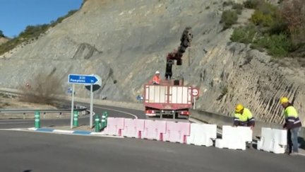 Unos operarios trabajan sobre la A-21. / Aragón TV