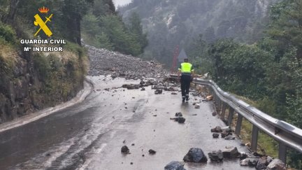 La A-2606, en dirección a Panticosa, ha tenido que ser cortada debido a desprendimientos. / Guardia Civil
