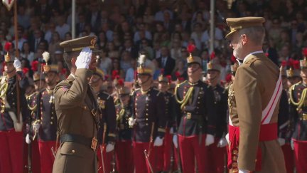 Momento de la entrega de Despachos este viernes en la AGM de Zaragoza. / Aragón TV