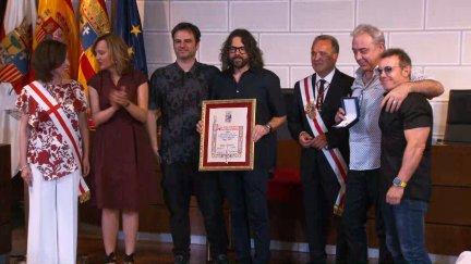 Tako y la Federación Aragonesa de Solidaridad recogen la medalla de oro de Santa Isabel en la Diputación de Zaragoza. / Aragón Noticias.
