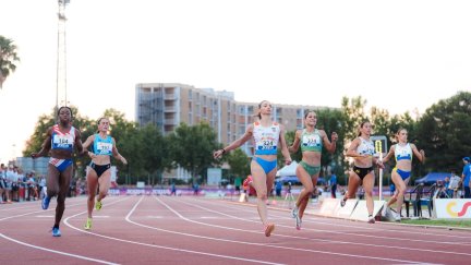Elena Guiu, cruzando en primera posición la línea de meta. Foto: X RFEA