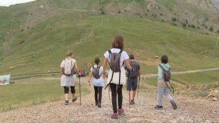 En parajes como los de Panticosa, la temperatura invita a realizar excursiones senderistas. / Aragón TV