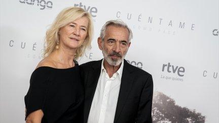Ana Duato e Imanol Arias posando durante el photocall previo a la premiere del último capítulo de la temporada 23 de 'Cuéntame cómo pasó'. / Europa Press