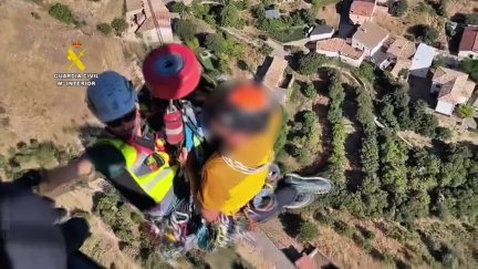 Imagen del rescate realizado a una escaladora italiana en las Peñas de Riglos. / Guardia Civil