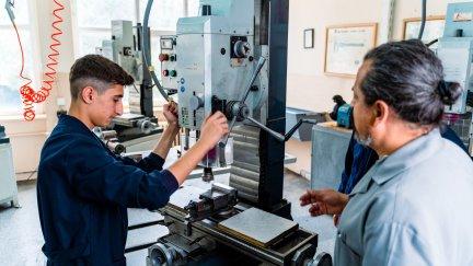 El próximo curso se ofertan plazas para 700 ciclos de Formación Profesional de grado básico, medio y superior. / Canva