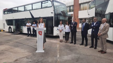 Presentación de los tres nuevos autobuses turísticos de Zaragoza. / Aragón TV