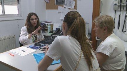 Una médico atiende a unas pacientes en una consulta médica. / Aragón TV