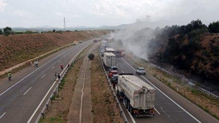 Un espectacular incendio sorprende a quienes circulaban este viernes por la A-23. / Aragón TV