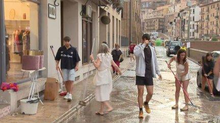 El Queiles se ha desbordado a su paso por Tarazona., provocando desperfectos en comercios y garajes. / Aragón TV