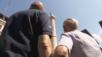 Segundo y Miguel Ángel serán los encargados de colocar el pañuelico. / Aragón TV