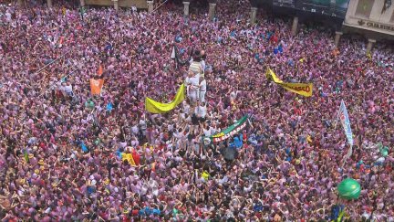 El Torico ya tiene también su pañuelo rojo para las Fiestas de la Vaquilla. / Aragón Tv