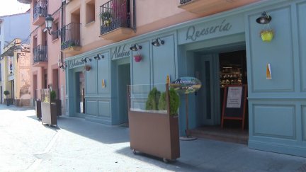 Los clientes de la Quesería Aladina, en Jaca, son mayoritariamente turistas en temporada alta. / Aragón TV