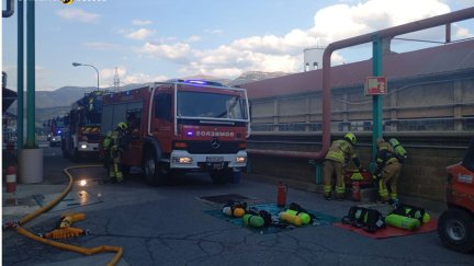 Los bomberos de la DPH trabajan en el incendio de Ercros en Sabiñánigo (Huesca). / Diputación de Huesca