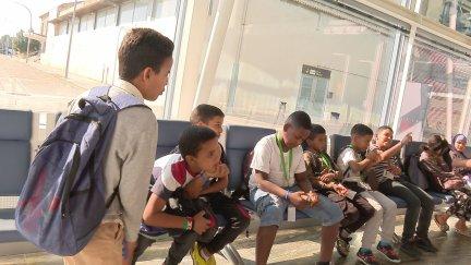 Un centenar de niños llegan al aeropuerto de Zaragoza este viernes. / Aragón TV