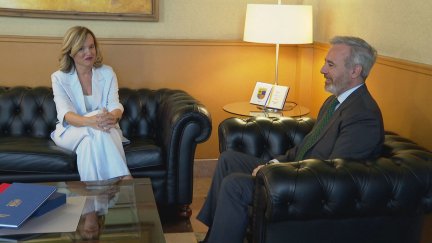 La líder del PSOE Aragón, Pilar Alegría, ha sido la primera representante en ser recibida por Azcón. / Aragón TV