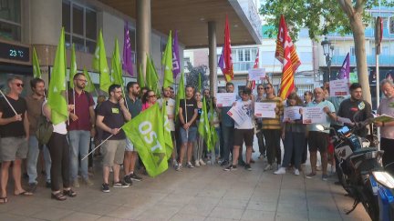 Concentración de los trabajadores de la empresa Trans Sesé de este lunes. / Aragón TV