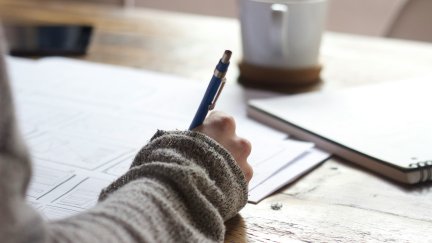 Un estudiante preparando una oposición. / Unsplash