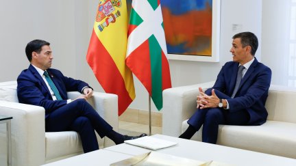 El lehendakari Imanol Pradales y el presidente del Gobierno, Pedro Sánchez, en la Moncloa. / J.J. Guillén (EFE)