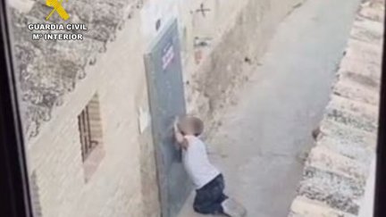 Momento en el que uno de los delincuentes trataba de forzar la puerta de la vivienda. / Guardia Civil