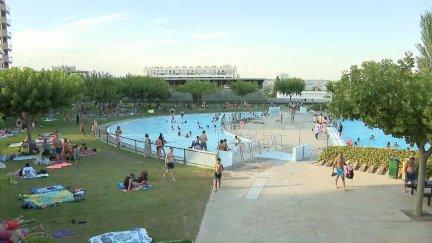 Alta afluencia en las piscinas municipales de Zaragoza este jueves. / Aragón TV